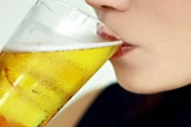 12 cách uống bia sai lầm chết người