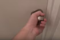 Bật mí cách mở cửa đơn giản khi quên chìa khóa