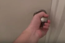 Bật mí cách mở cửa đơn giản khi quên chìa khóa