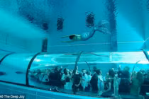 Trải nghiệm gây choáng trong chiếc bể bơi sâu nhất thế giới 