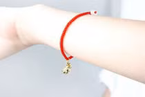 Video: Đây là lí do bạn nên đeo 1 sợi chỉ đỏ trên cổ tay 