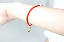 Video: Đây là lí do bạn nên đeo 1 sợi chỉ đỏ trên cổ tay 