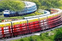 Đoàn tàu dài ngút tầm mắt lướt trên cung đường hiểm trở