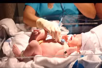 Cận cảnh em bé trong 60 giây đầu tiên sinh ra