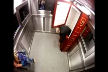 Rụng tim với màn dọa ma đáng sợ trong thang máy