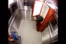 Rụng tim với màn dọa ma đáng sợ trong thang máy