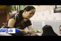 Thích thú bà chủ đọc Rap tính tiền