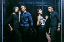 Bốn siêu mẫu tạo dáng kỳ quặc