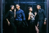 Bốn siêu mẫu tạo dáng kỳ quặc