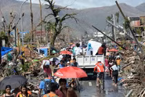 Số phận 48 người Việt mắc kẹt sau bão Hải Yến