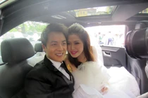 Vợ chồng Đăng Khôi xì tin bên nhau trong ngày cưới