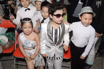 Mải ngắm Psy nhí, Phương Mỹ Chi, Quang Anh bị fan bỏ rơi