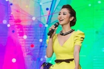 Jennifer Phạm cười thả ga trên sân khấu hài Vân Sơn