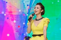 Jennifer Phạm cười thả ga trên sân khấu hài Vân Sơn