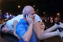 Thu Minh được chồng tỷ phú vác trên vai giữa phố đêm