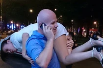 Thu Minh được chồng tỷ phú vác trên vai giữa phố đêm