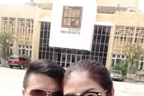 Ngọc Hân khoe bằng tốt nghiệp loại giỏi bên bạn...trai