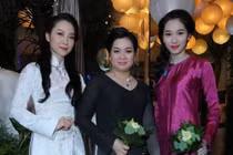 Con gái Thủ tướng chúc mừng Linh Nga triển lãm áo dài