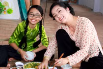 Hết bố Quang Lê, Phương Mỹ Chi lại có mẹ mới