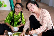 Hết bố Quang Lê, Phương Mỹ Chi lại có mẹ mới