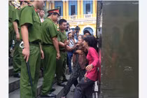 Lý do tòa không xử lý mẹ bị cáo cướp SH