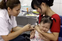  Vaccine Quinvaxem an toàn khi xảy ra hơn 100 ca phản ứng/tháng