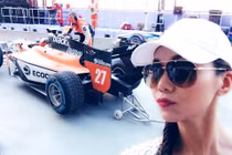 Bỏ mặc tin đồn giật chồng Thanh Hằng tung ảnh tự sướng