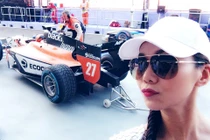 Bỏ mặc tin đồn giật chồng Thanh Hằng tung ảnh tự sướng