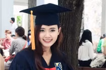 Midu rạng rỡ nhận bằng cử nhân Kiến Trúc