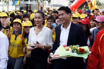 Tăng Thanh Hà rạng rỡ bên em chồng