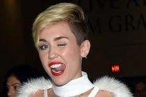 Miley Cyrus lại khiêu khích với trang phục lộ da thịt