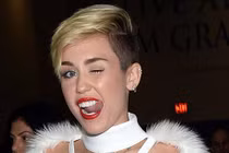 Miley Cyrus lại khiêu khích với trang phục lộ da thịt