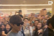 Kim Tan bị fan cuồng Singapore bao vây ở sân bay