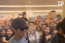 Kim Tan bị fan cuồng Singapore bao vây ở sân bay