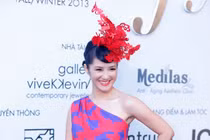 Giật mình với chiếc nơ cánh bướm trên đầu Hồng Nhung