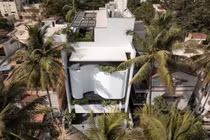 Nhà phố đẹp long lanh nhờ mặt tiền uốn lượn độc đáo