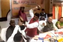 Tranh cãi nảy lửa, nghị sĩ Ấn Độ dùng giày "choảng" nhau