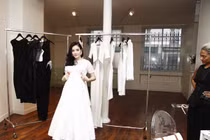 Lý Nhã Kỳ “săn lùng” hàng hiệu ở Paris