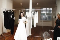 Lý Nhã Kỳ “săn lùng” hàng hiệu ở Paris