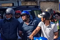 Giật túi xách của người đổ xăng vì xin tiền không cho 