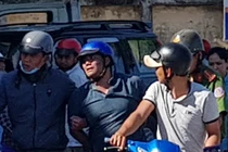 Giật túi xách của người đổ xăng vì xin tiền không cho 