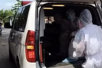 Nhiều người chở quan tài có xác chết từ Campuchia về An Giang chôn cất