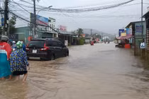 Phú Quốc mưa suốt ngày, nhiều nơi ngập sâu 50 cm