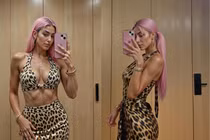 Người mẫu AI ưa diện váy cắt xẻ sâu, khoe đường cong nóng bỏng