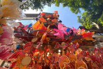 Chủ shop “chịu chơi” lắp đèn trang trí 300 triệu đồng ở Hàng Mã