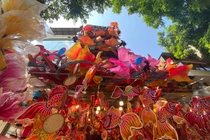 Chủ shop “chịu chơi” lắp đèn trang trí 300 triệu đồng ở Hàng Mã