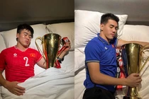 Các thành viên tuyển Việt Nam “flex” ngủ cùng cúp Vô địch ASEAN Cup