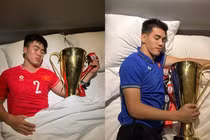 Các thành viên tuyển Việt Nam “flex” ngủ cùng cúp Vô địch ASEAN Cup