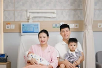 Bà xã Đình Trọng xinh đẹp rạng ngời dù mới vượt cạn