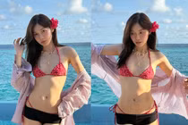 Hot girl Ly Phạm diện bikini khoe dáng bên chồng phi công ngọt ngào